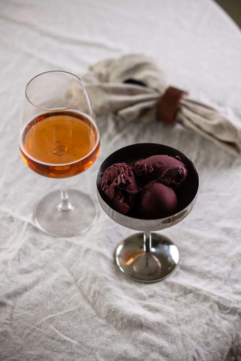 Açaísorbet i stettglass servert med et glass dessertvin