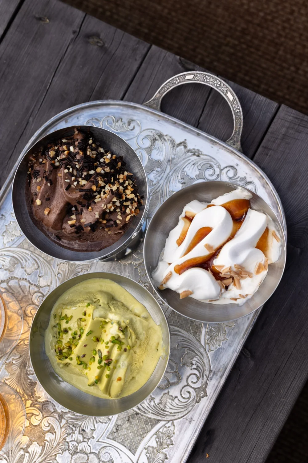 Gelato al pistacchio, cioccolato e caramello visto dall'alto