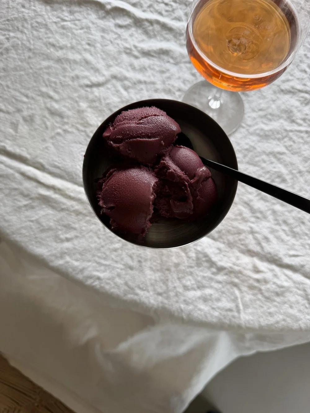 Sorbetto all'açaí in ciotola visto dall'alto