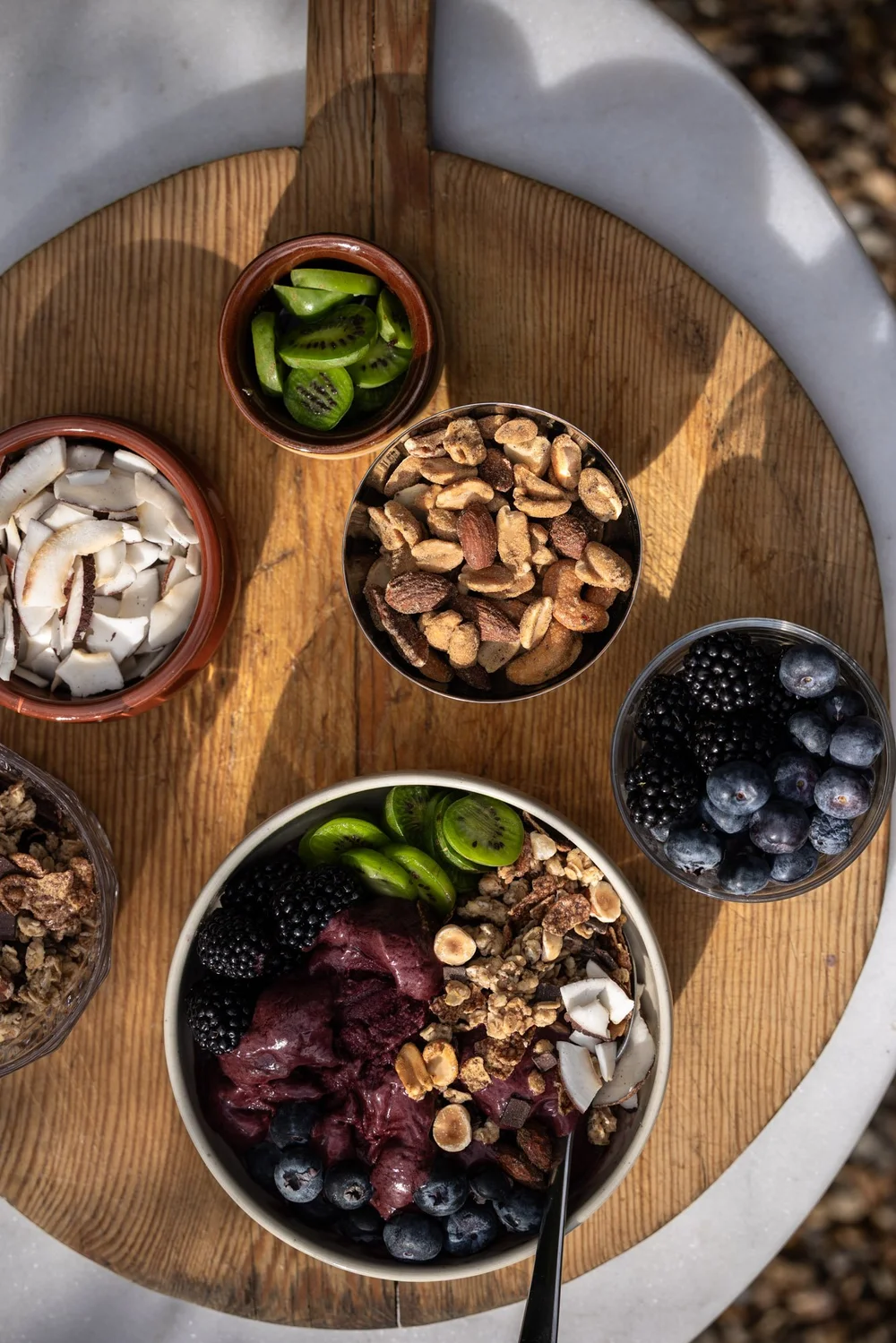 Açaí lunsjbowl med toppinger på trefjøl