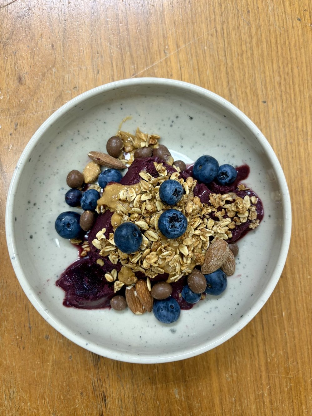 Açaí treningsbowl med granola, blåbær og nøtter