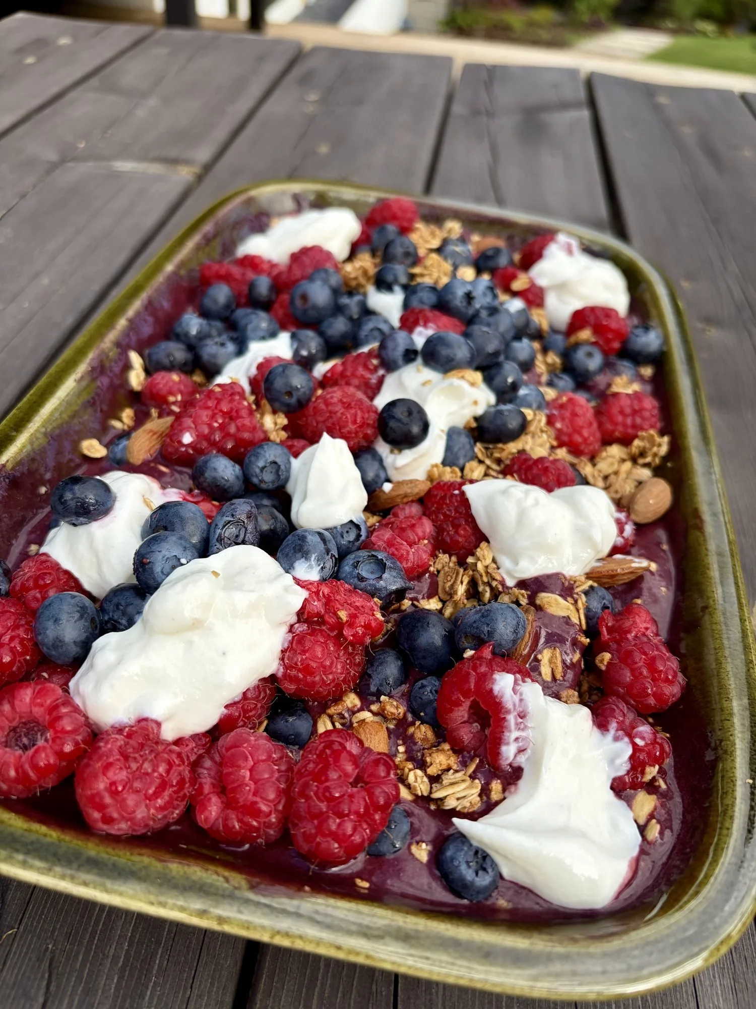 Açaí crumble i langpanne med yoghurt, bringebær, blåbær og mandler