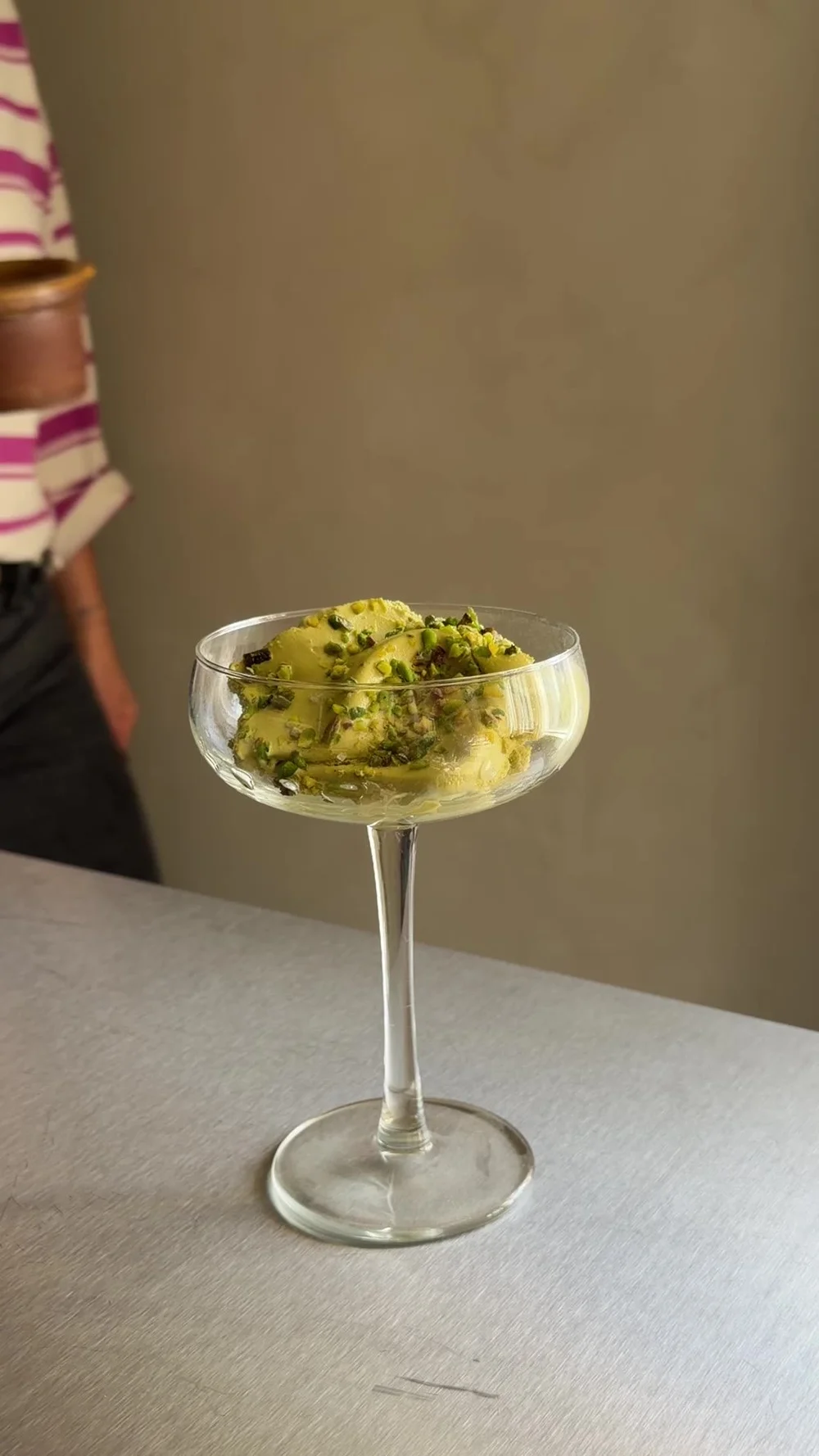 Pistasjgelato i coupe-glass klar for espresso