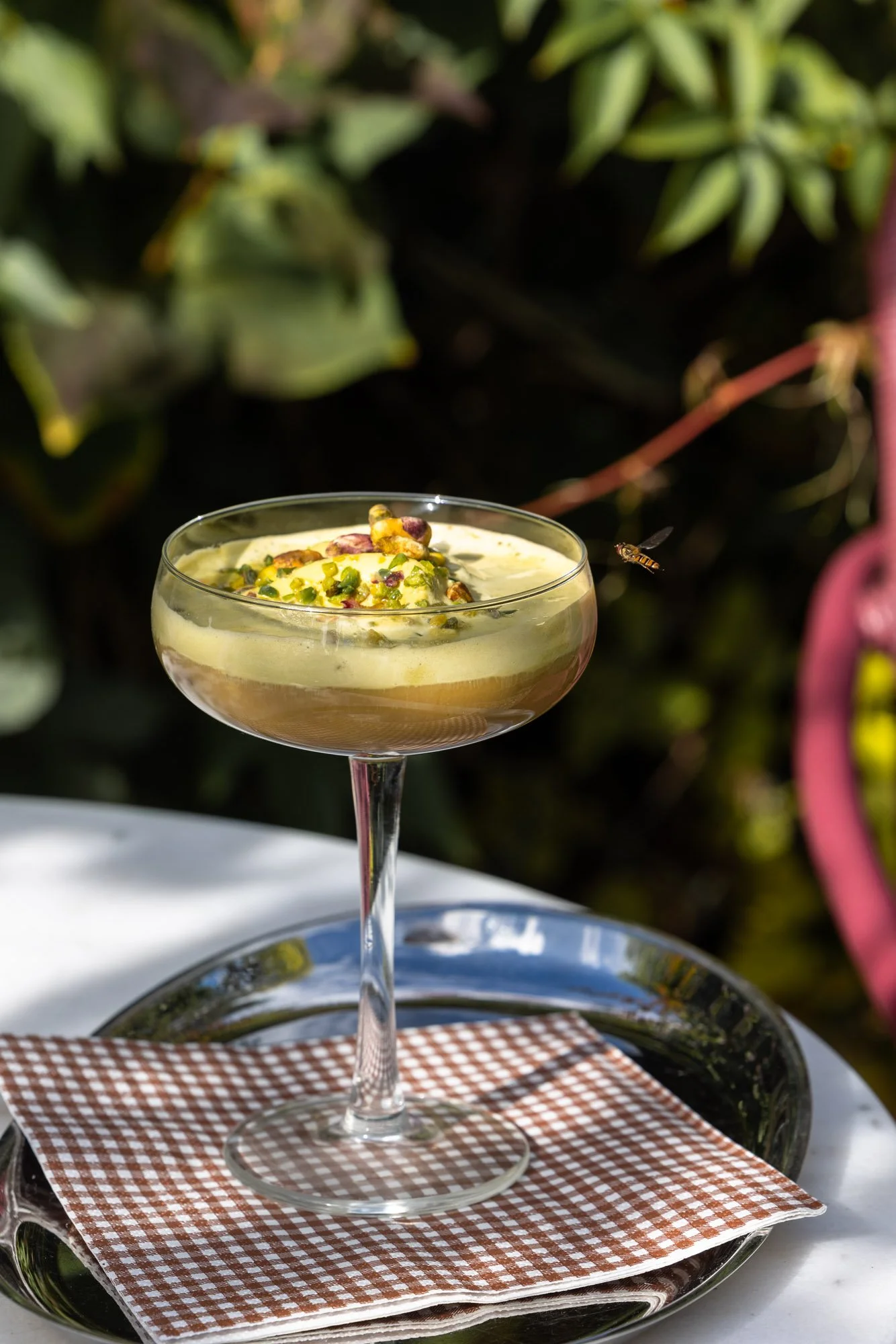 Pistasj affogato med pistasjgelato, espresso og pistasjnøtter i coupe-glass