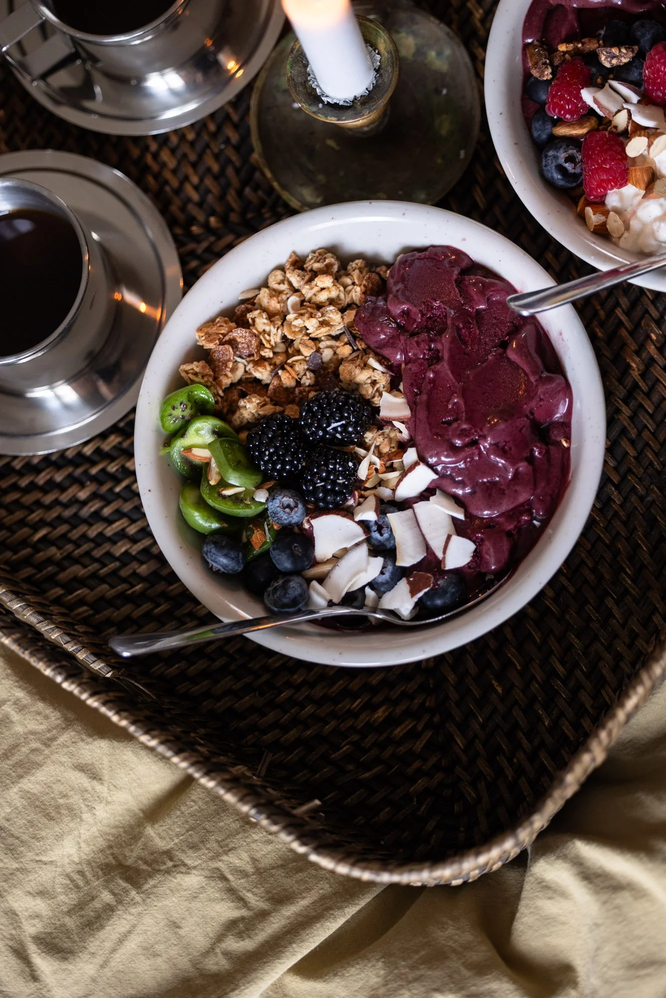 Açaí lunsjbowl med kiwi, bjørnebær, blåbær, nøtter og kokos