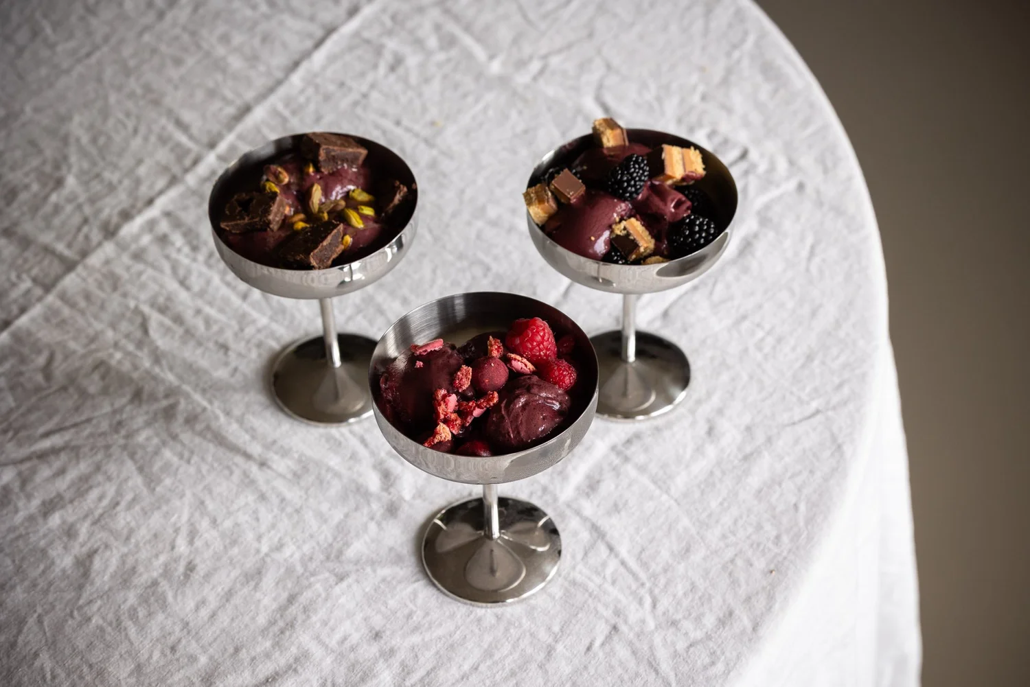 Tre açaídesserter i stettglass med ulike toppinger