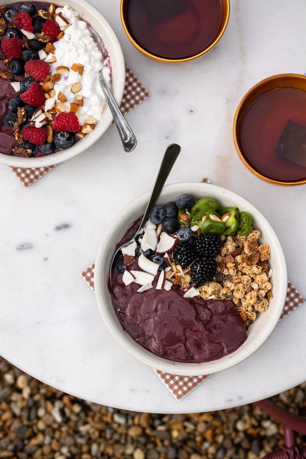 Açaí treningsbowl sett ovenfra, med lunsjbowl ved siden av