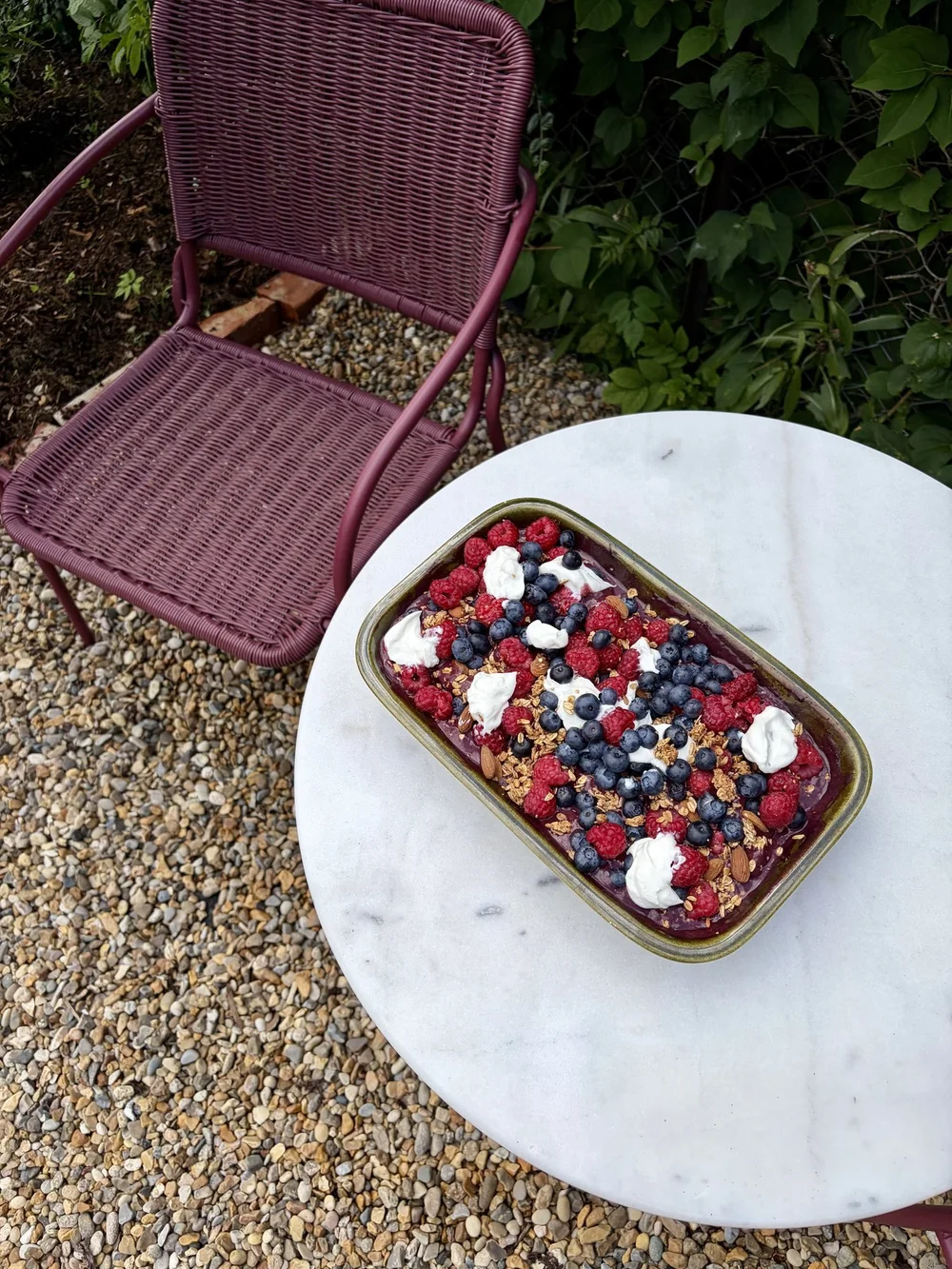 Açaí crumble i langpanne servert på marmorbord