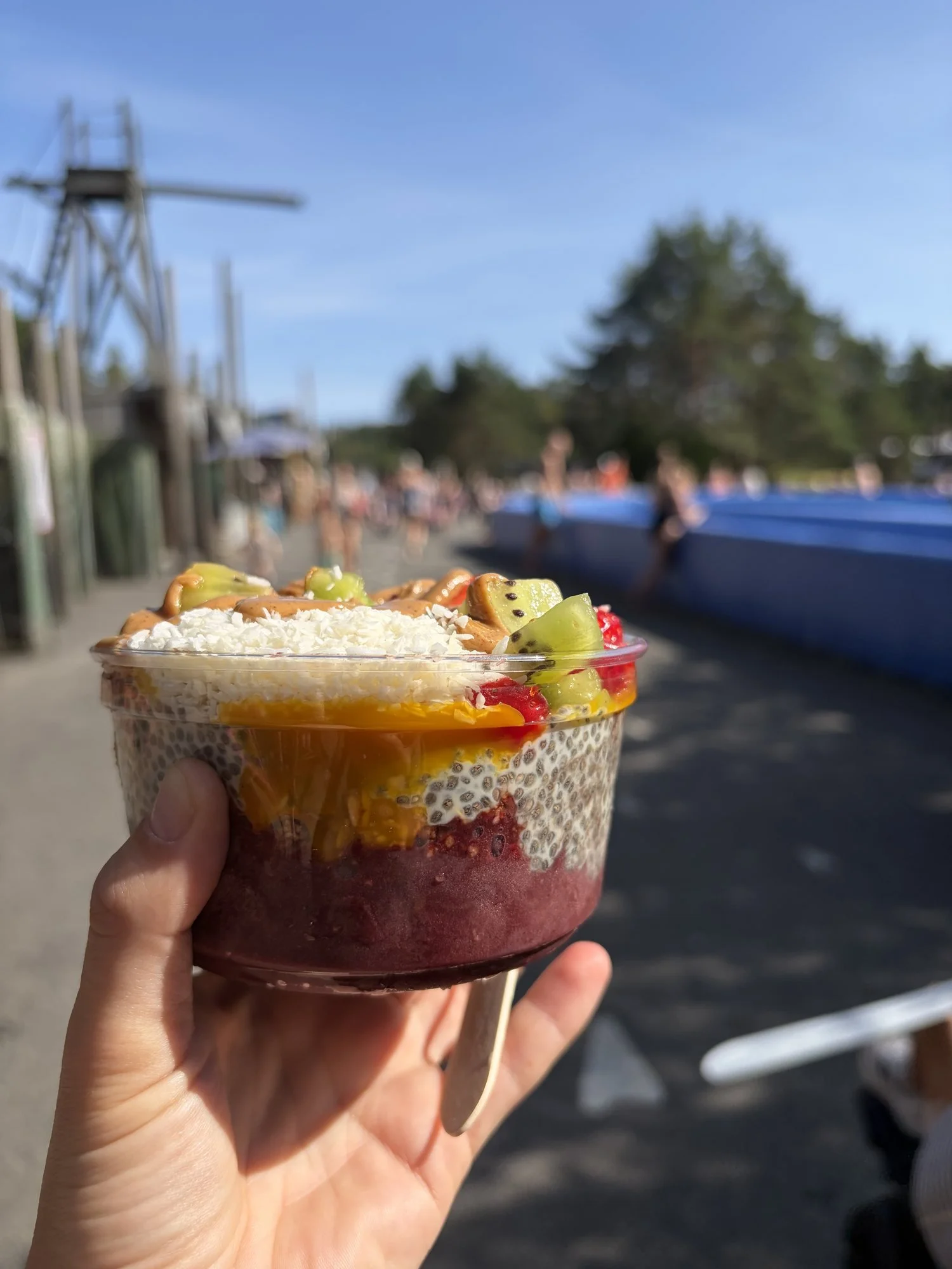 Açaí bowl to go med chiapudding, mango, kiwi og bringebær i klar plastbolle