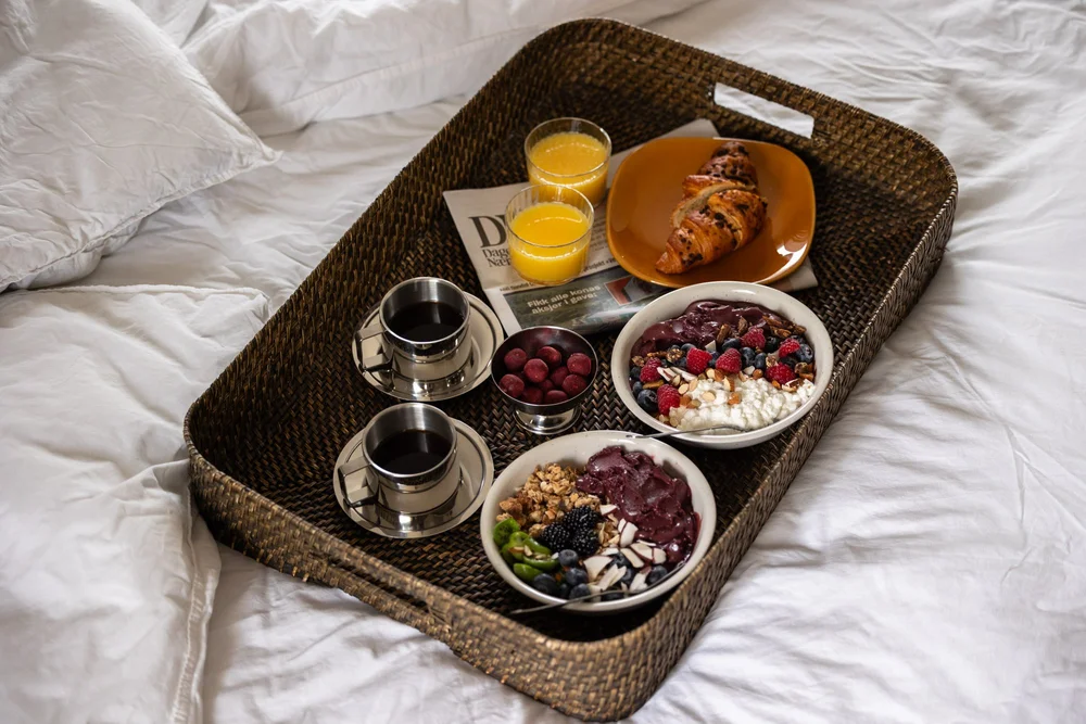 Açaí frokostbowl servert som room service på senga