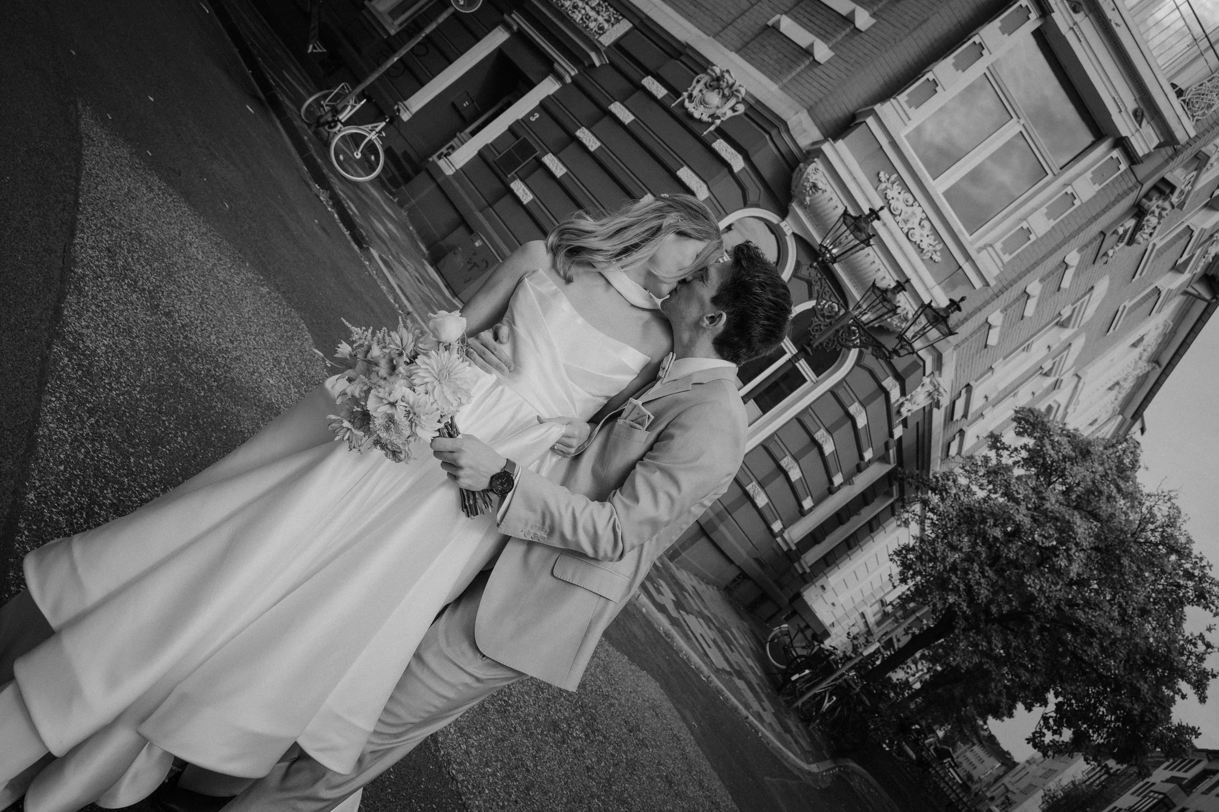 Jana and Benjamin kissing in a Düsseldorf street, black and white