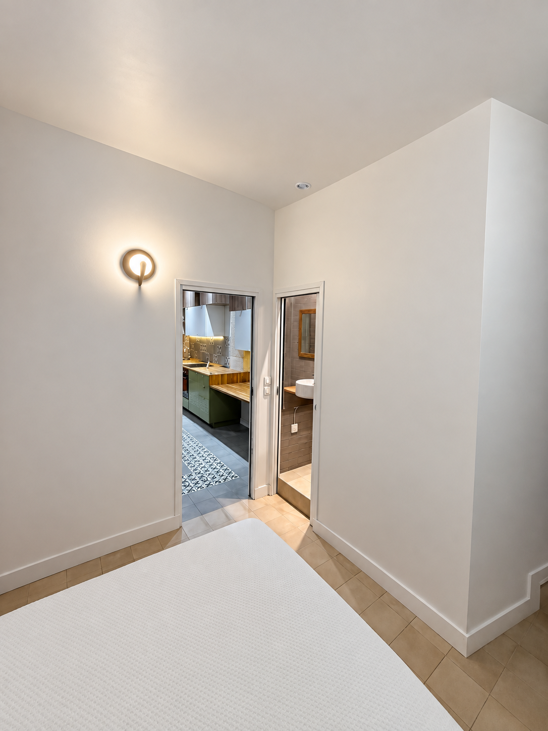 Circulation entre la chambre et les espaces sanitaires
