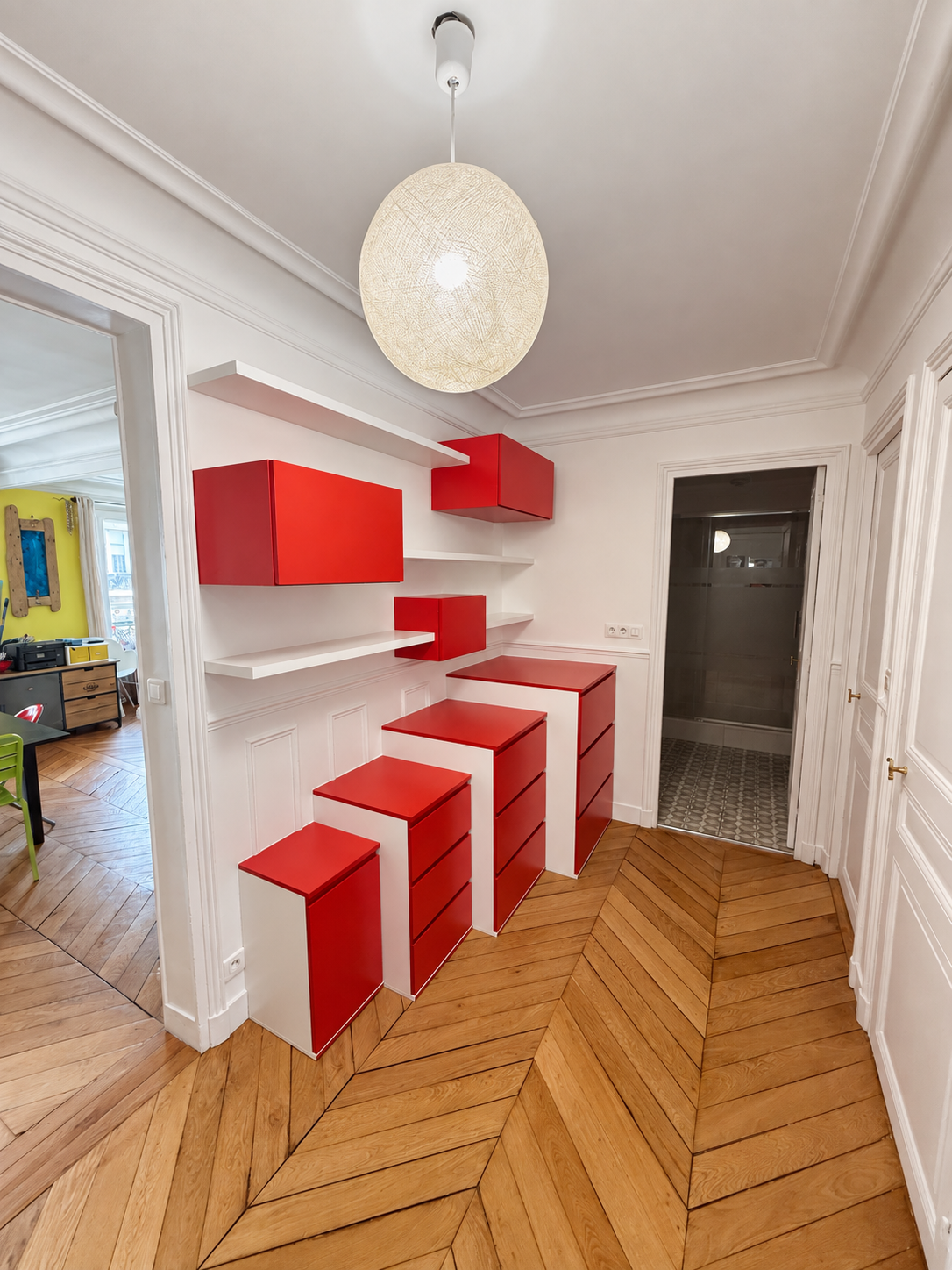 Vue générale des meubles sur mesure et du parquet