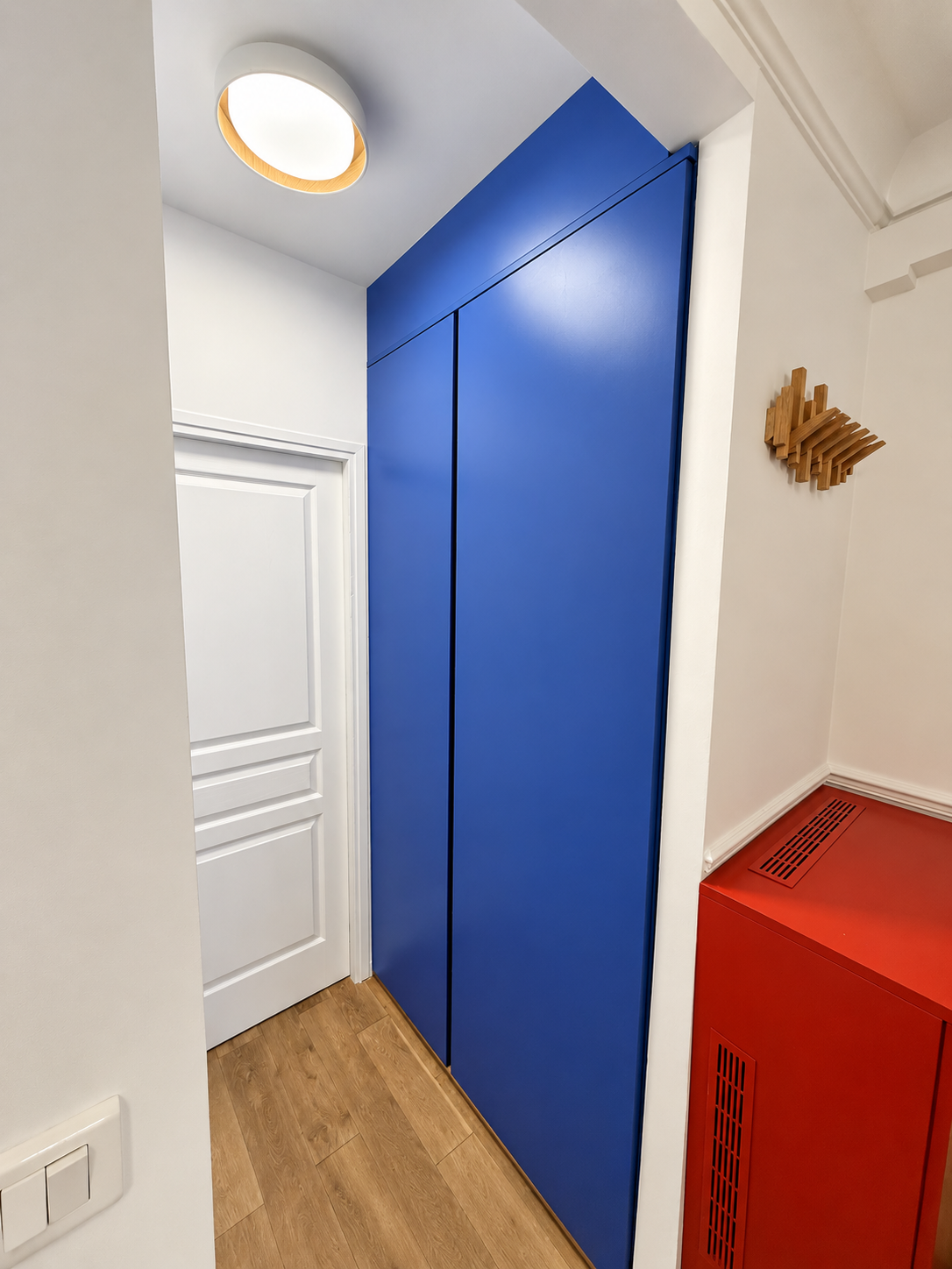 Placard bleu intégré dans le dégagement