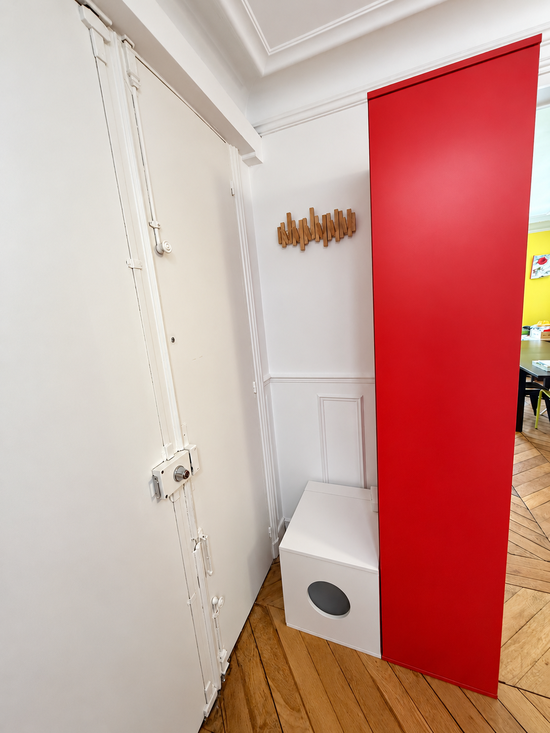 Panneau rouge et niche basse sur mesure