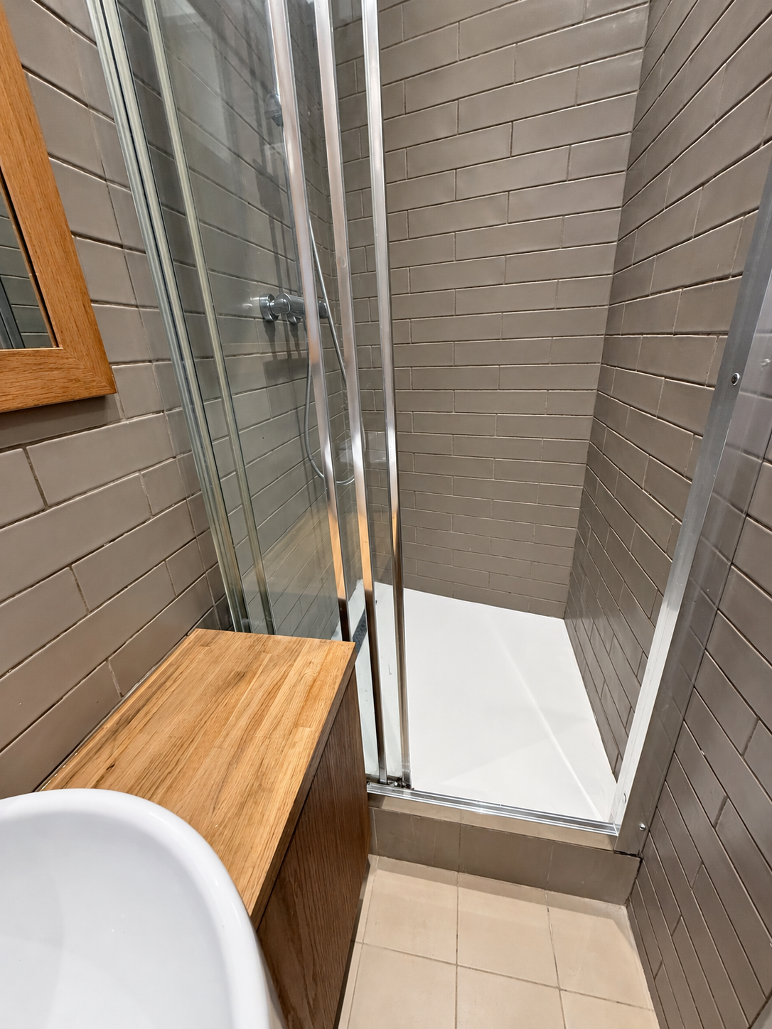 Douche vitrée et carrelage gris
