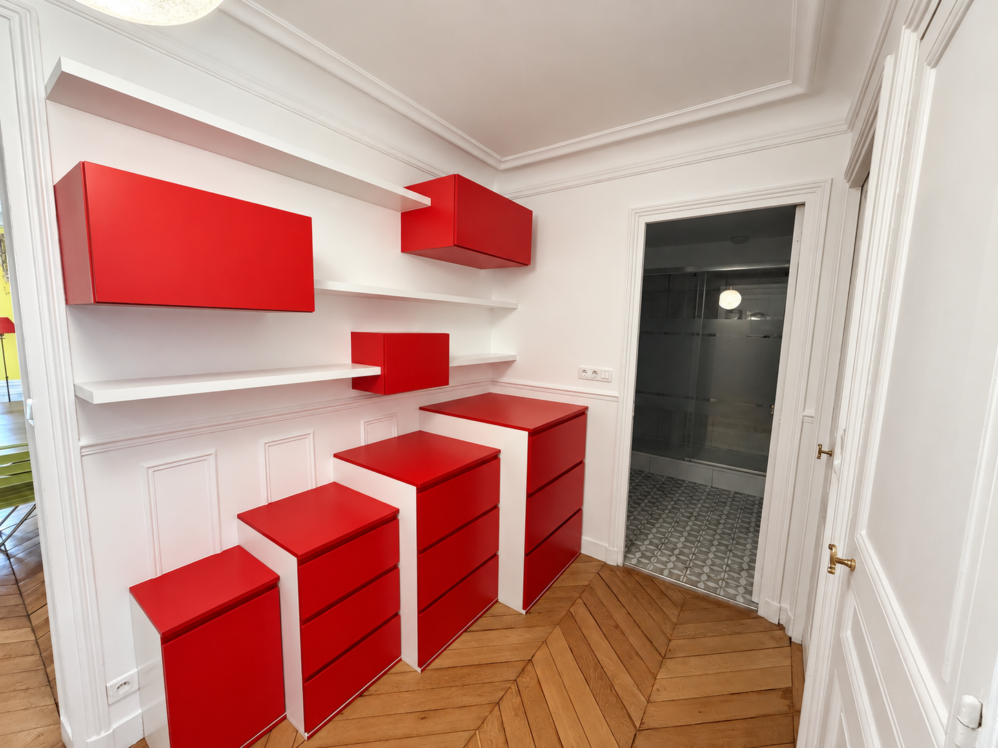 Meubles sur mesure rouges et blancs rue Choron à Paris 9e — MOXIA