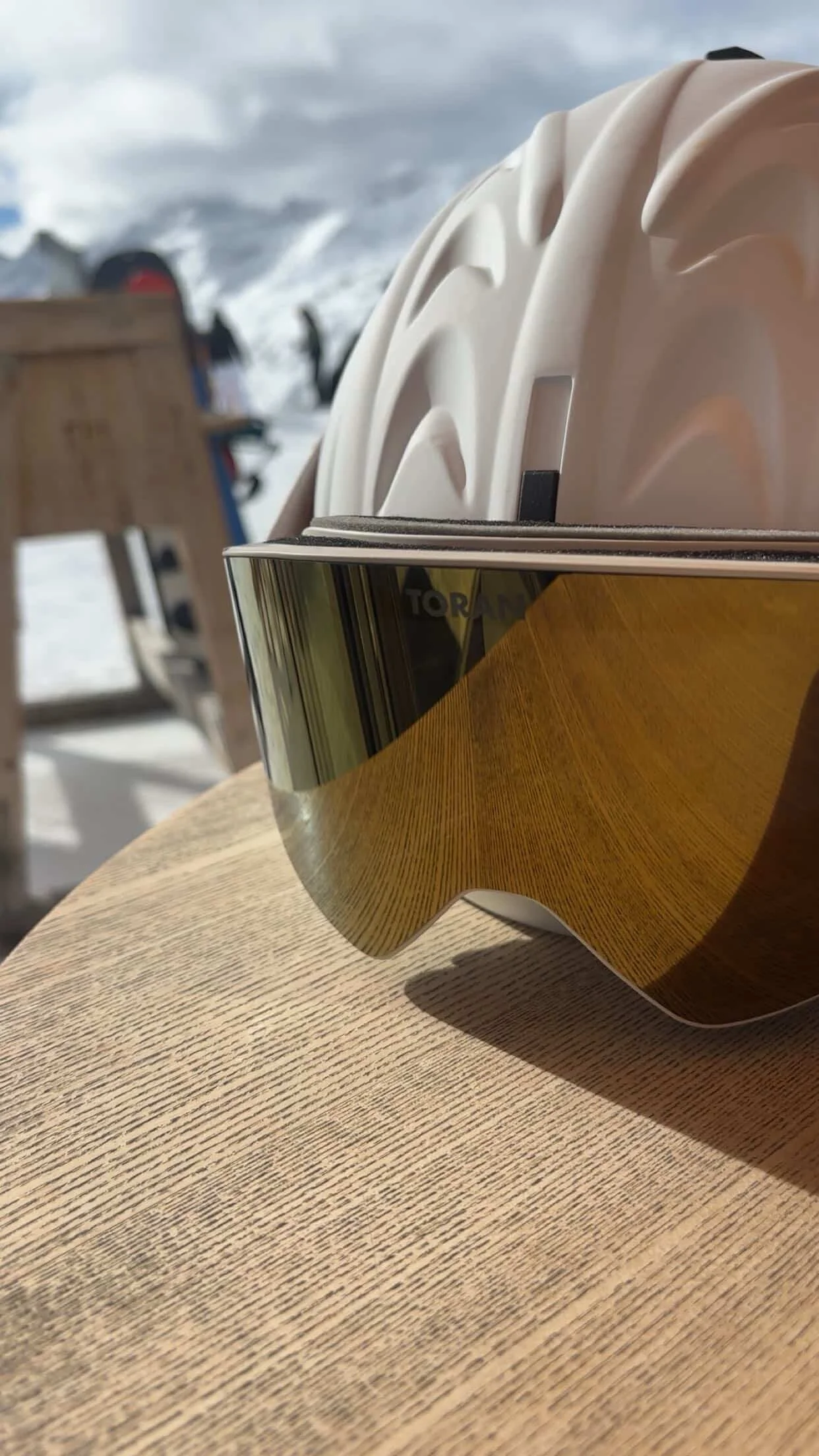 Nærbillede af TORAN skibrille med magnetisk guldlinse på skihjelm