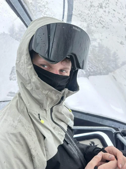 Skiløber med hætte og stor TORAN skibrille i stoleliften
