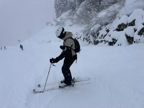 Skiløber med TORAN skibrille kører på pisten mellem træer
