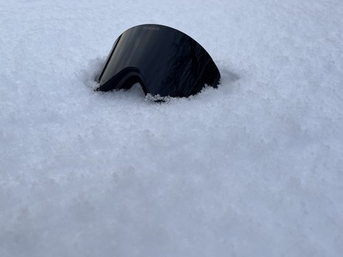 TORAN Midnight sort skibrille delvist begravet i sne