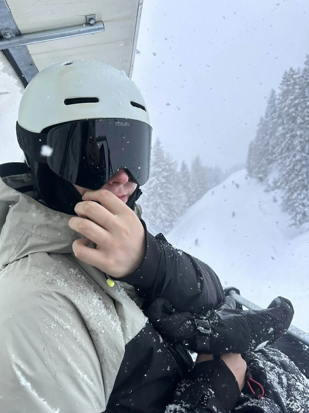 Skiløber justerer halsedisse under TORAN skibrillen i stoleliften