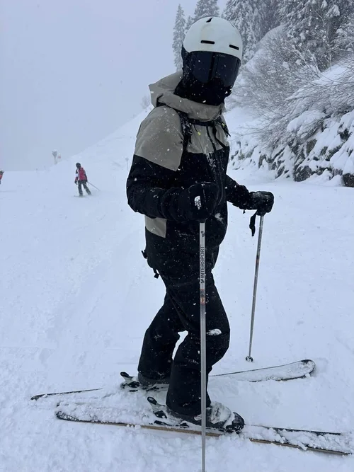 Skiløber med TORAN skibrille står på ski på pisten