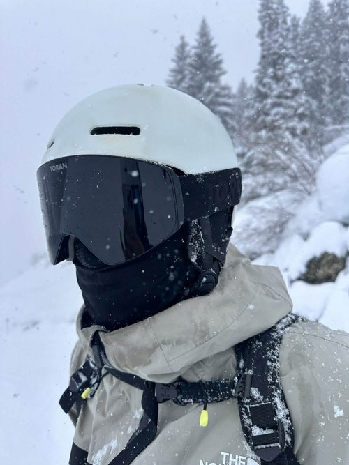 Nærbillede af skiløber med TORAN skibrille og halsedisse i snevejr