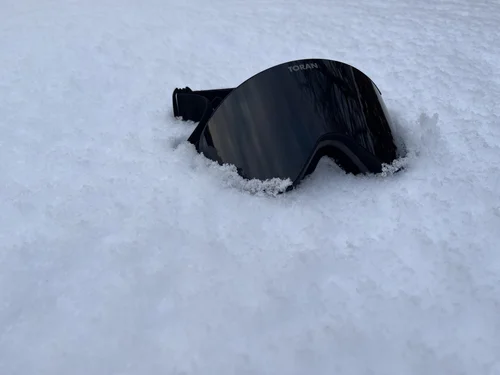 TORAN Midnight sort skibrille – produktbillede i sne