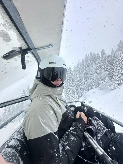 Skiløber med TORAN skibrille i stoleliften i whiteout