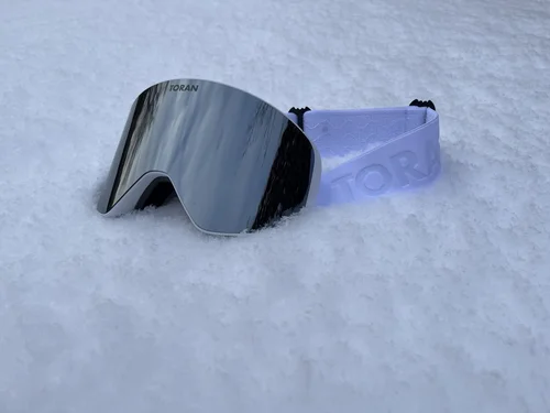 TORAN Chrome skibrille med spejlglas i sølv på sne