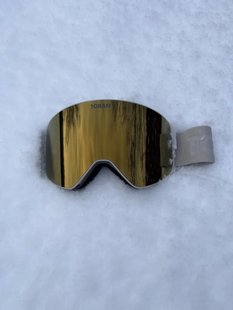 TORAN Aurum skibrille med guld spejlglas og grå strop i sneen