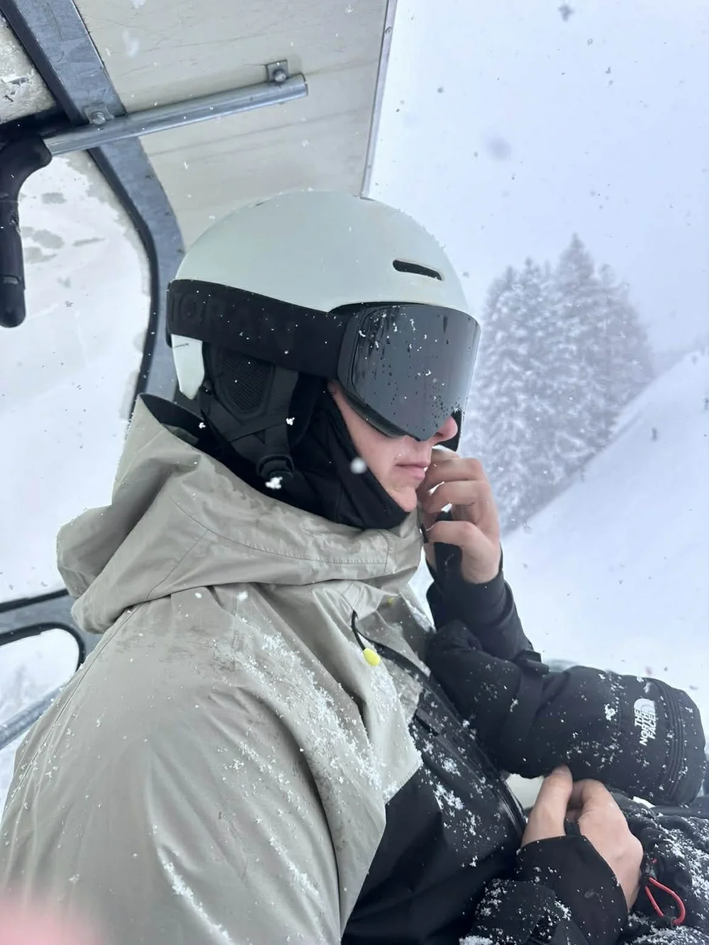 Skiløber retter på sin TORAN skibrille i stoleliften