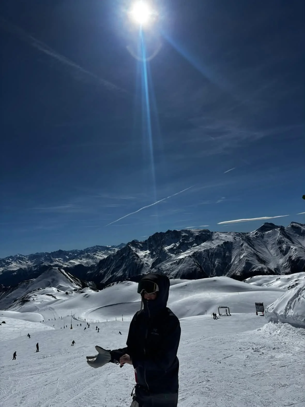 Snowboarder med TORAN skibrille i modlys fra solen på bjerget