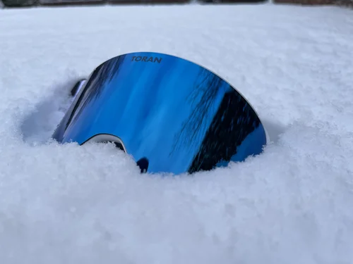 TORAN Glacier skibrille med blå magnetisk linse i sneen
