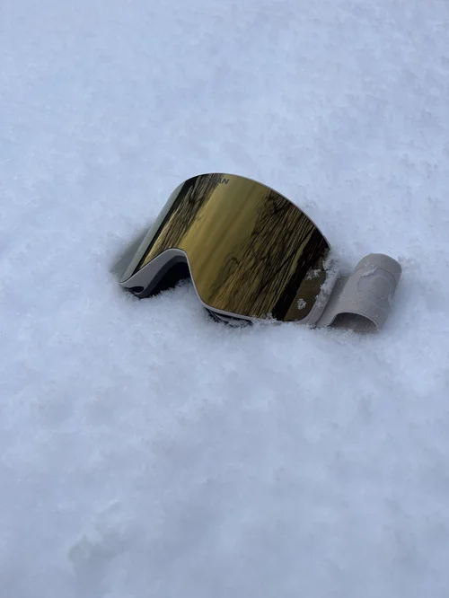TORAN Aurum skibrille med guldlinse set fra siden i sne