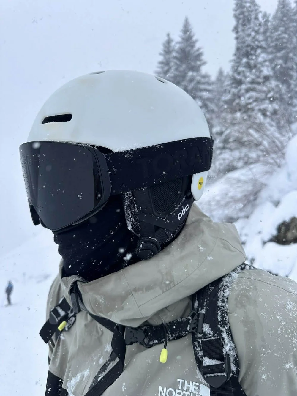 Skiløber med hvid hjelm og sort TORAN skibrille i tæt snevejr