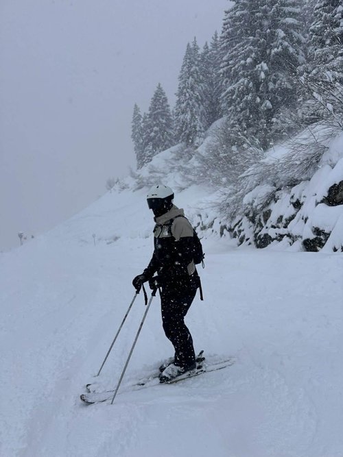 Skiløber med TORAN skibrille og skistave i snefyldt skov