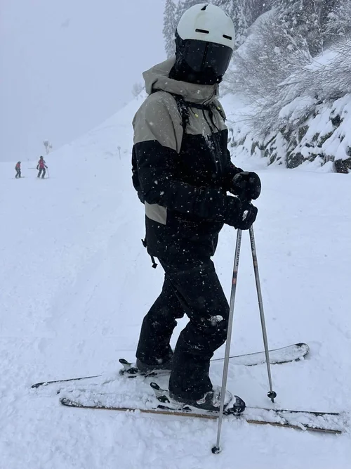 Skiløber med TORAN skibrille står på ski i snefald