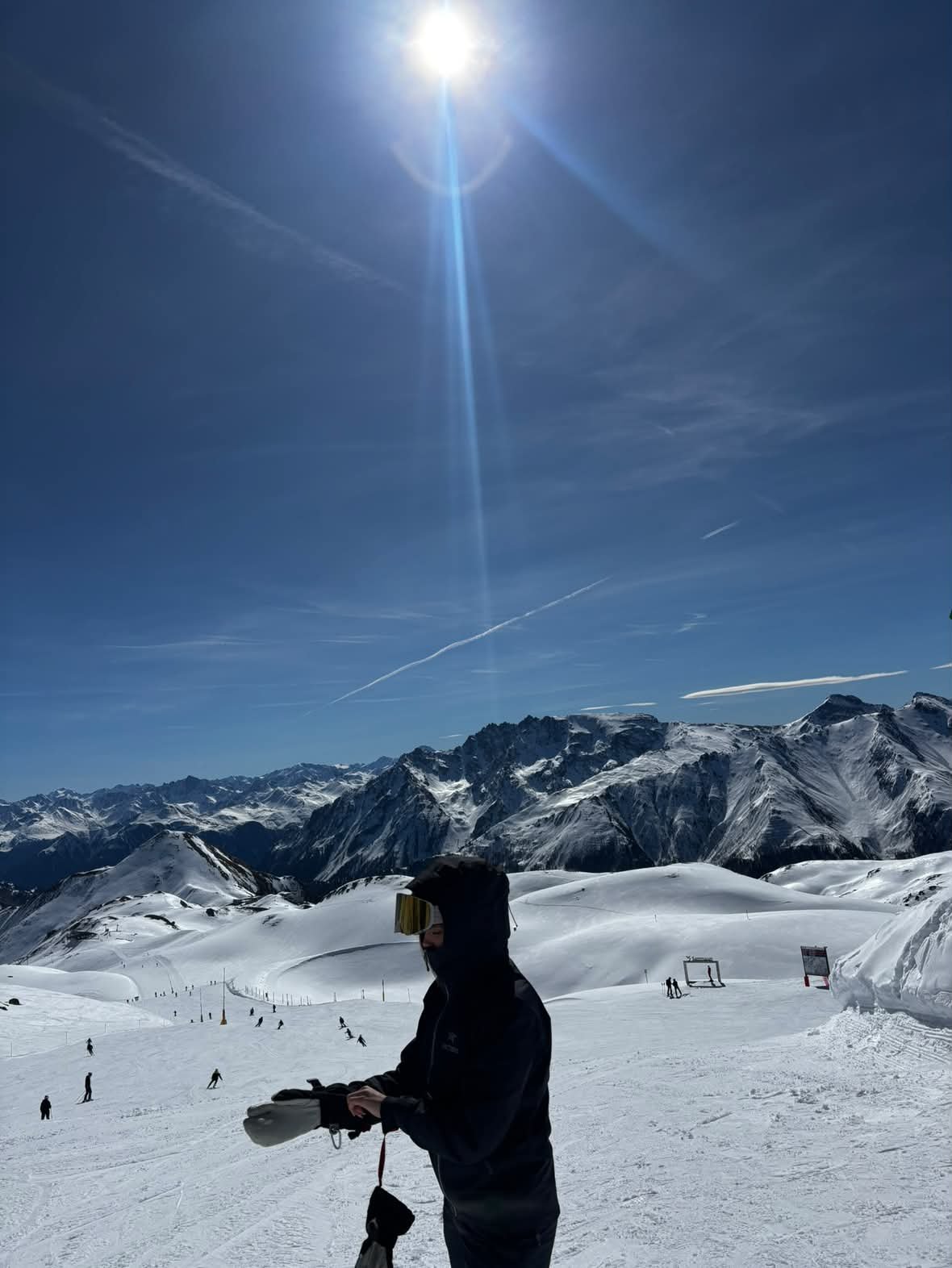 Snowboarder med TORAN skibrille i solskin med bjergpanorama
