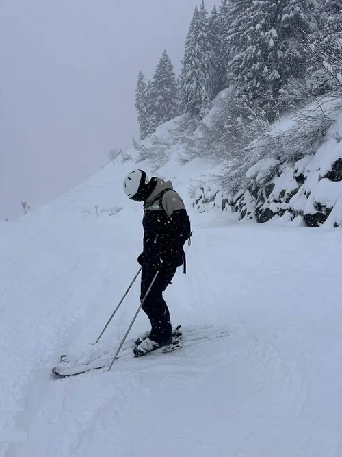 Skiløber med TORAN skibrille står på ski i whiteout