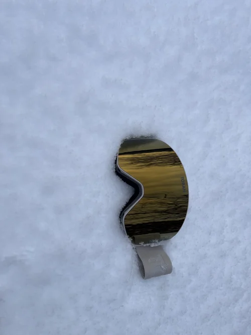 TORAN Aurum skibrille stående på højkant i sneen