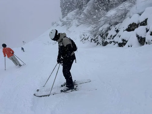 Skiløber med TORAN skibrille kører ned ad pisten