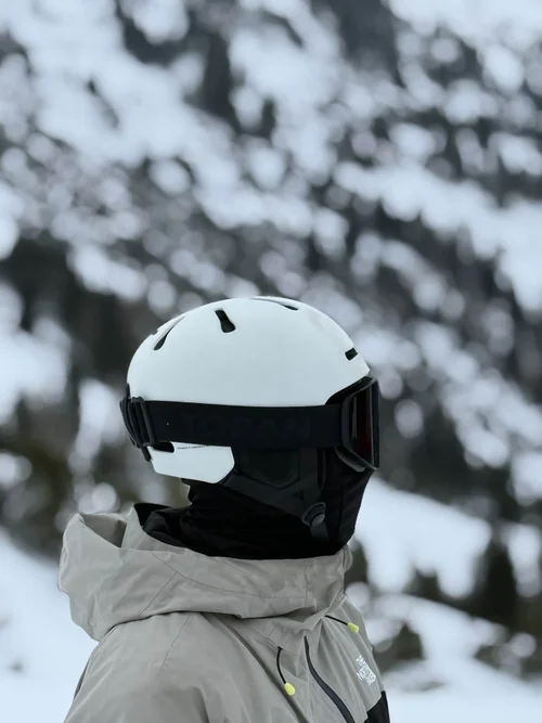 Profil af skiløber med hvid hjelm og TORAN skibrille i snevejr