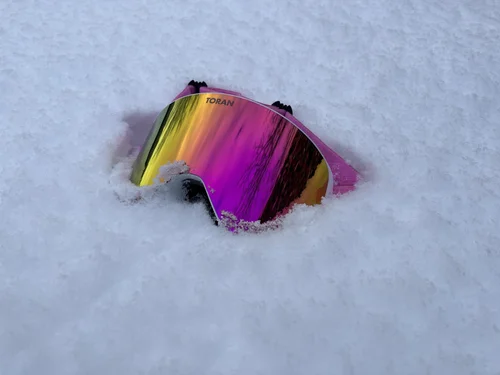 TORAN Magenta skibrille set ovenfra i hvid sne