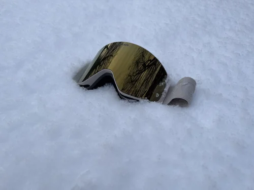 TORAN Aurum skibrille med magnetisk guldlinse i sne