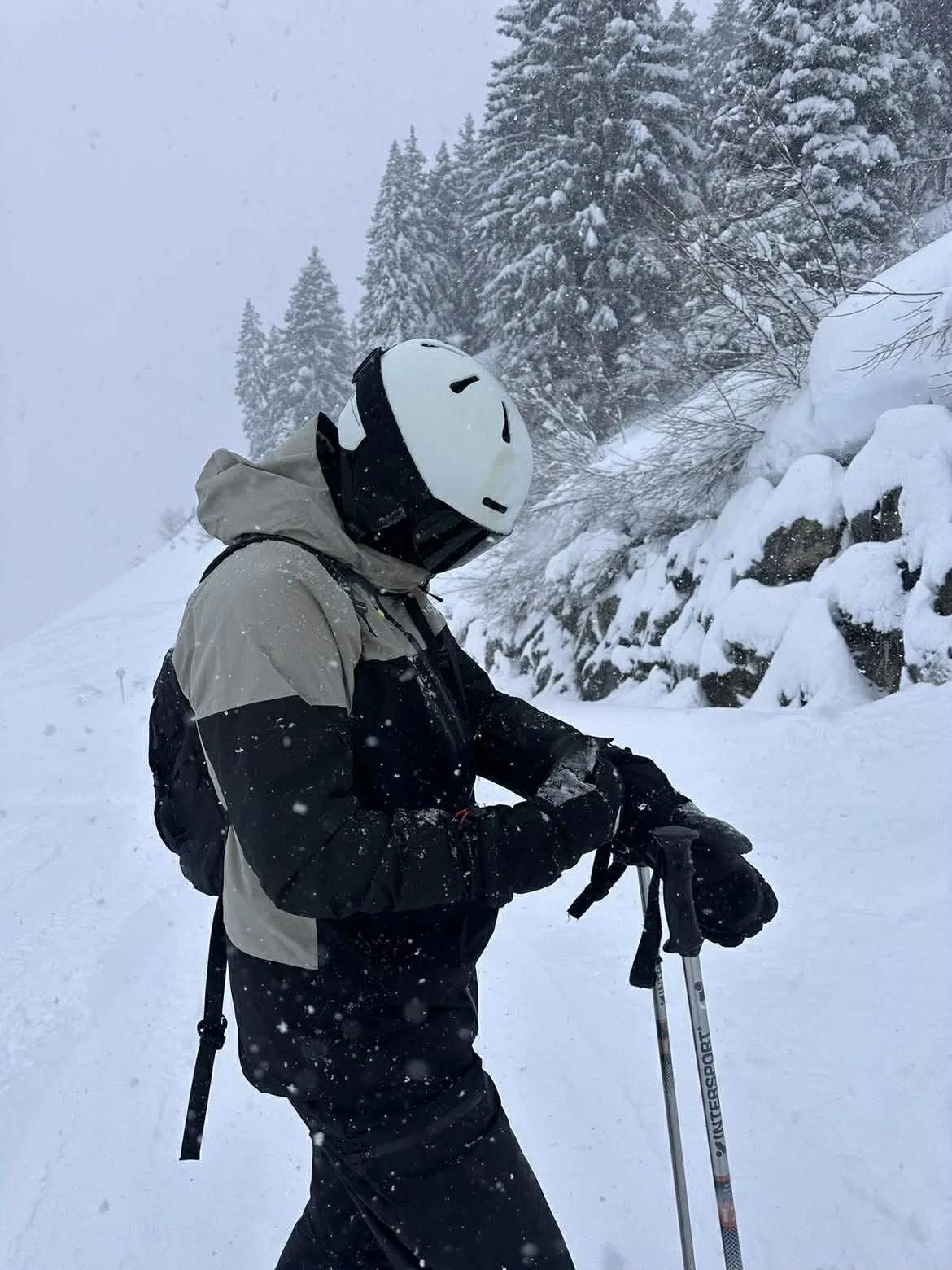 Skiløber med hvid hjelm og TORAN skibrille i snefyldt skov