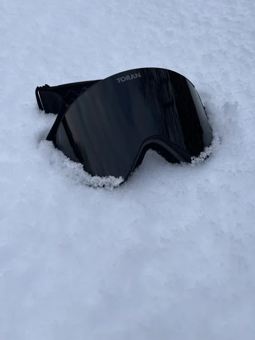 TORAN Midnight skibrille i sort set fra siden i sneen