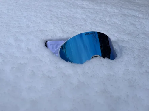 TORAN Glacier skibrille med blåt spejlglas – detalje i pudder