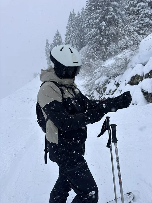 Skiløber med TORAN skibrille og skistave ved snedækkede graner